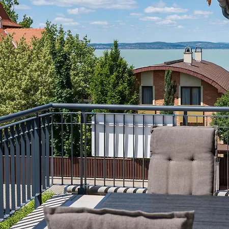 Apartmán Panoramas Lakas A Balatonnal, *
